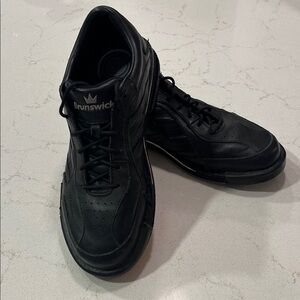 Brunswick Left Handed Men's Athletic Bowling Shoes with assorted sliding pads.
